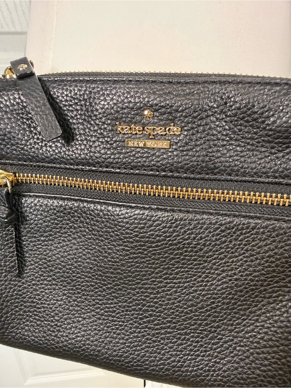 kate spade Jackson Street black pebbled leather small crossbody gold-tone zipper - Picture 2 of 11